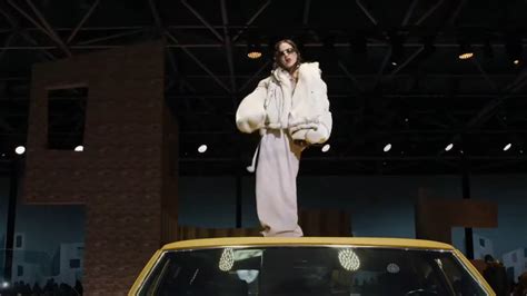 rosalia louis vuitton setlist|Rosalía Performs Atop a Lowrider at Louis Vuitton Fashion Show .